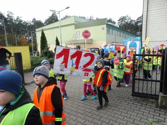 Uczniowie i przedszkolaki z Kadzidła w profilaktycznej akcji ulicznej [07.11.2016] - zdjęcie #4 - eOstroleka.pl