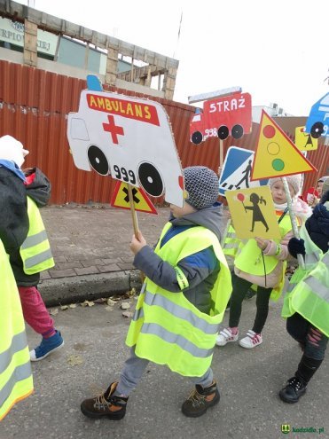 Uczniowie i przedszkolaki z Kadzidła w profilaktycznej akcji ulicznej [07.11.2016] - zdjęcie #20 - eOstroleka.pl