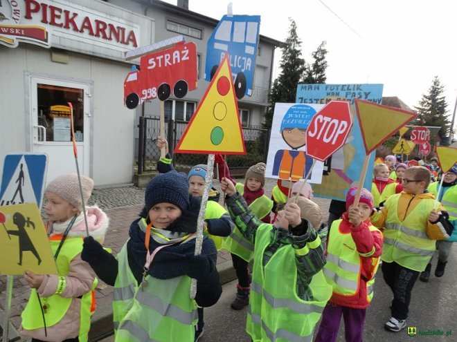 Uczniowie i przedszkolaki z Kadzidła w profilaktycznej akcji ulicznej [07.11.2016] - zdjęcie #28 - eOstroleka.pl