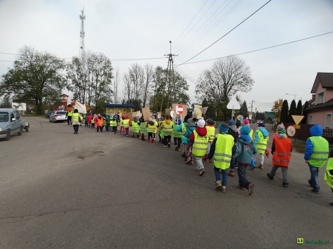Uczniowie i przedszkolaki z Kadzidła w profilaktycznej akcji ulicznej [07.11.2016] - zdjęcie #75 - eOstroleka.pl