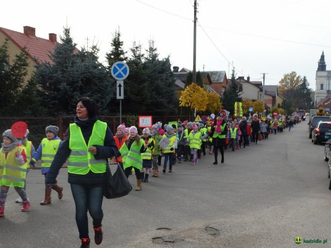Uczniowie i przedszkolaki z Kadzidła w profilaktycznej akcji ulicznej [07.11.2016] - zdjęcie #79 - eOstroleka.pl