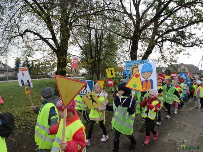 Uczniowie i przedszkolaki z Kadzidła w profilaktycznej akcji ulicznej [07.11.2016] - zdjęcie #127 - eOstroleka.pl