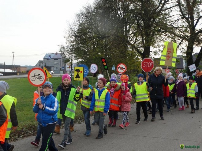 Uczniowie i przedszkolaki z Kadzidła w profilaktycznej akcji ulicznej [07.11.2016] - zdjęcie #117 - eOstroleka.pl