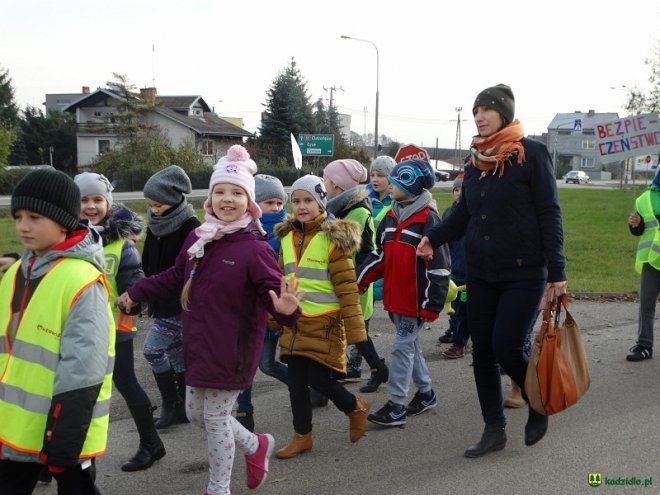 Uczniowie i przedszkolaki z Kadzidła w profilaktycznej akcji ulicznej [07.11.2016] - zdjęcie #105 - eOstroleka.pl