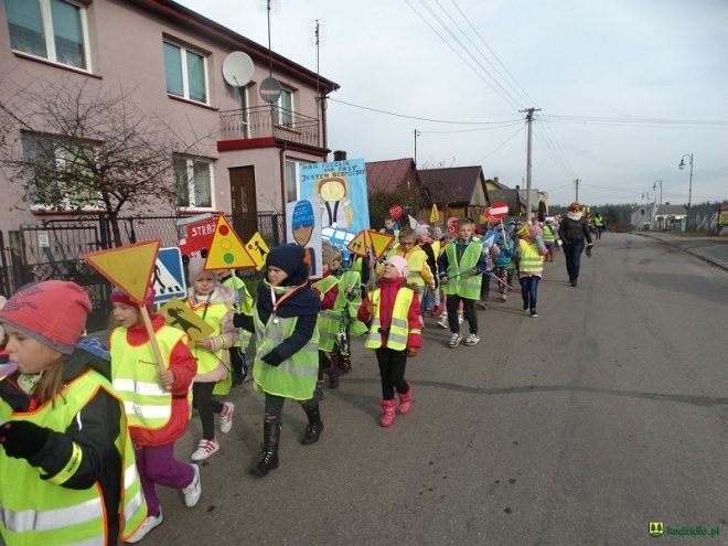 Uczniowie i przedszkolaki z Kadzidła w profilaktycznej akcji ulicznej [07.11.2016] - zdjęcie #95 - eOstroleka.pl