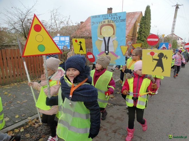 Uczniowie i przedszkolaki z Kadzidła w profilaktycznej akcji ulicznej [07.11.2016] - zdjęcie #91 - eOstroleka.pl