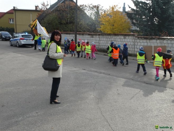 Uczniowie i przedszkolaki z Kadzidła w profilaktycznej akcji ulicznej [07.11.2016] - zdjęcie #87 - eOstroleka.pl