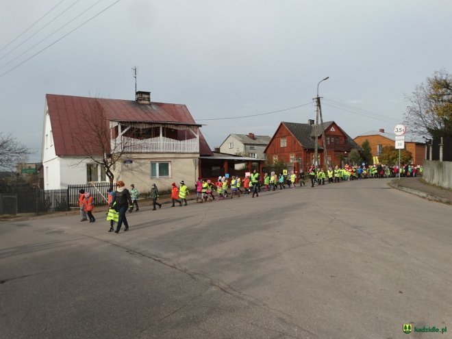 Uczniowie i przedszkolaki z Kadzidła w profilaktycznej akcji ulicznej [07.11.2016] - zdjęcie #85 - eOstroleka.pl