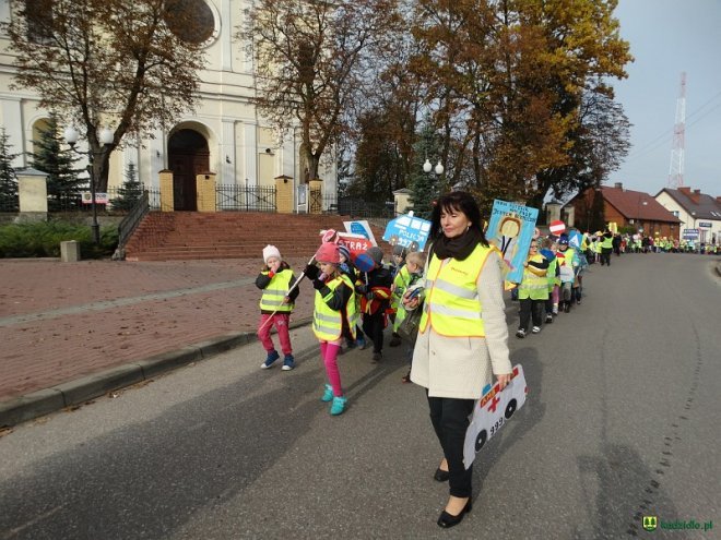 Uczniowie i przedszkolaki z Kadzidła w profilaktycznej akcji ulicznej [07.11.2016] - zdjęcie #32 - eOstroleka.pl