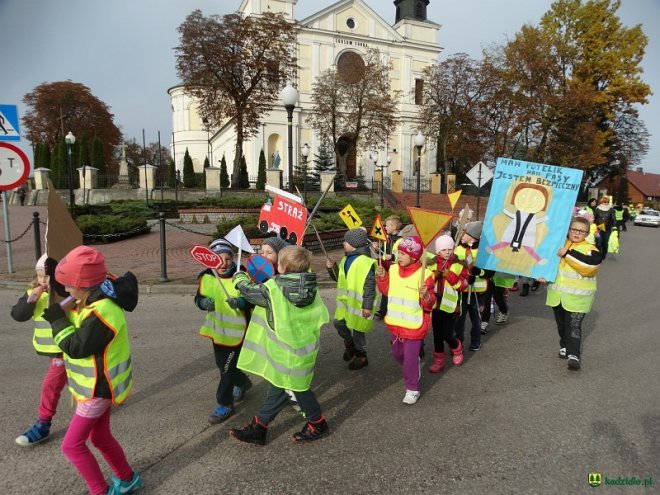 Uczniowie i przedszkolaki z Kadzidła w profilaktycznej akcji ulicznej [07.11.2016] - zdjęcie #34 - eOstroleka.pl