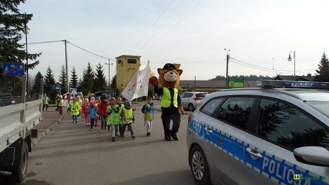 Uczniowie i przedszkolaki z Kadzidła w profilaktycznej akcji ulicznej [07.11.2016] - zdjęcie #36 - eOstroleka.pl