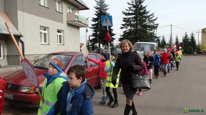 Uczniowie i przedszkolaki z Kadzidła w profilaktycznej akcji ulicznej [07.11.2016] - zdjęcie #44 - eOstroleka.pl