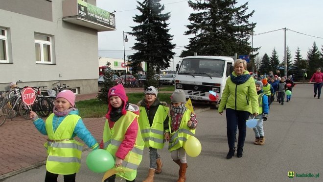 Uczniowie i przedszkolaki z Kadzidła w profilaktycznej akcji ulicznej [07.11.2016] - zdjęcie #46 - eOstroleka.pl