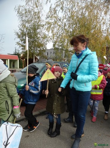 Uczniowie i przedszkolaki z Kadzidła w profilaktycznej akcji ulicznej [07.11.2016] - zdjęcie #52 - eOstroleka.pl