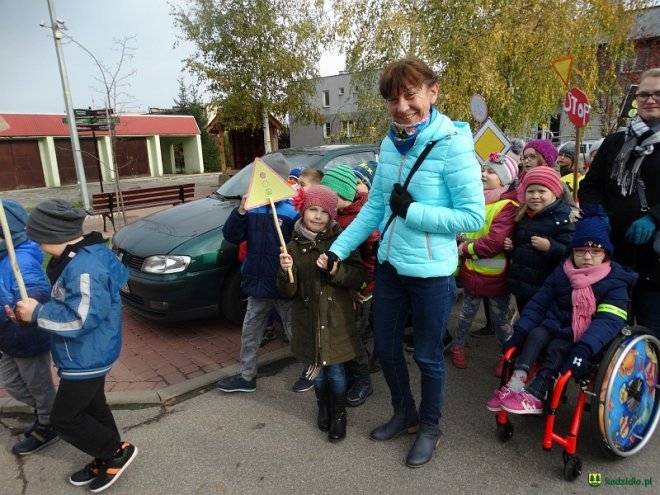 Uczniowie i przedszkolaki z Kadzidła w profilaktycznej akcji ulicznej [07.11.2016] - zdjęcie #54 - eOstroleka.pl