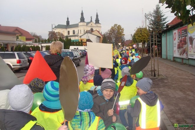 Uczniowie i przedszkolaki z Kadzidła w profilaktycznej akcji ulicznej [07.11.2016] - zdjęcie #70 - eOstroleka.pl
