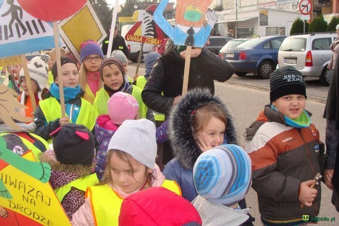 Uczniowie i przedszkolaki z Kadzidła w profilaktycznej akcji ulicznej [07.11.2016] - zdjęcie #72 - eOstroleka.pl