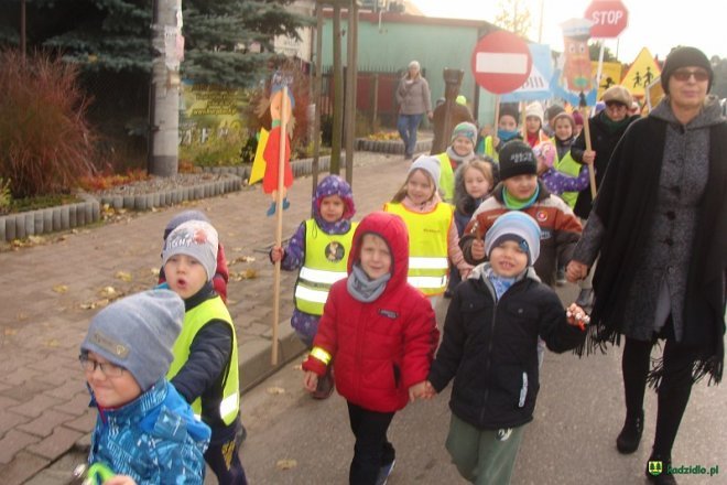 Uczniowie i przedszkolaki z Kadzidła w profilaktycznej akcji ulicznej [07.11.2016] - zdjęcie #74 - eOstroleka.pl
