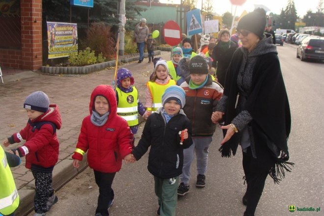 Uczniowie i przedszkolaki z Kadzidła w profilaktycznej akcji ulicznej [07.11.2016] - zdjęcie #76 - eOstroleka.pl