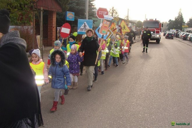 Uczniowie i przedszkolaki z Kadzidła w profilaktycznej akcji ulicznej [07.11.2016] - zdjęcie #78 - eOstroleka.pl