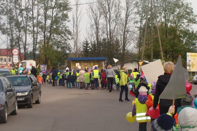 Uczniowie i przedszkolaki z Kadzidła w profilaktycznej akcji ulicznej [07.11.2016] - zdjęcie #132 - eOstroleka.pl