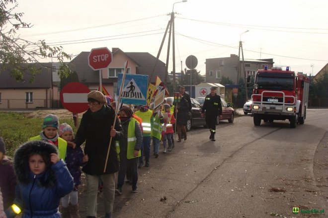 Uczniowie i przedszkolaki z Kadzidła w profilaktycznej akcji ulicznej [07.11.2016] - zdjęcie #86 - eOstroleka.pl