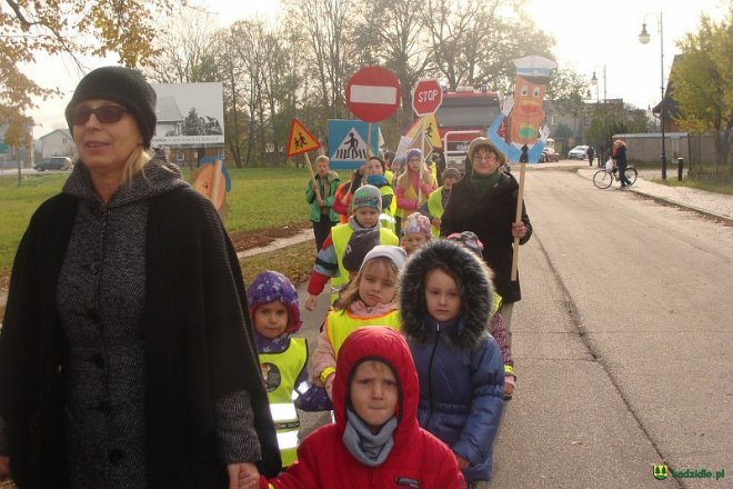 Uczniowie i przedszkolaki z Kadzidła w profilaktycznej akcji ulicznej [07.11.2016] - zdjęcie #88 - eOstroleka.pl