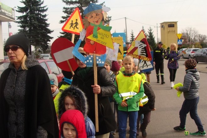Uczniowie i przedszkolaki z Kadzidła w profilaktycznej akcji ulicznej [07.11.2016] - zdjęcie #126 - eOstroleka.pl