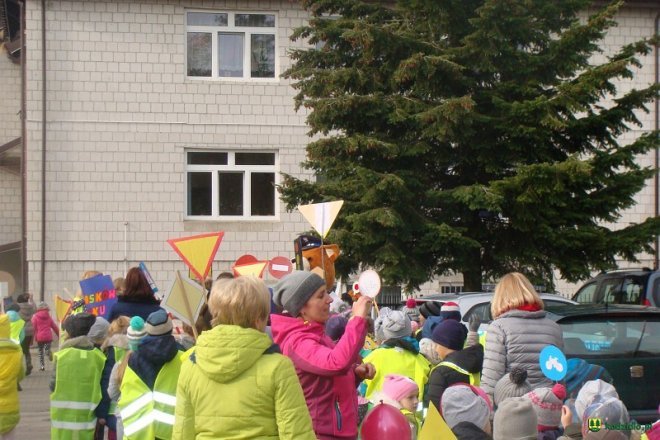 Uczniowie i przedszkolaki z Kadzidła w profilaktycznej akcji ulicznej [07.11.2016] - zdjęcie #92 - eOstroleka.pl