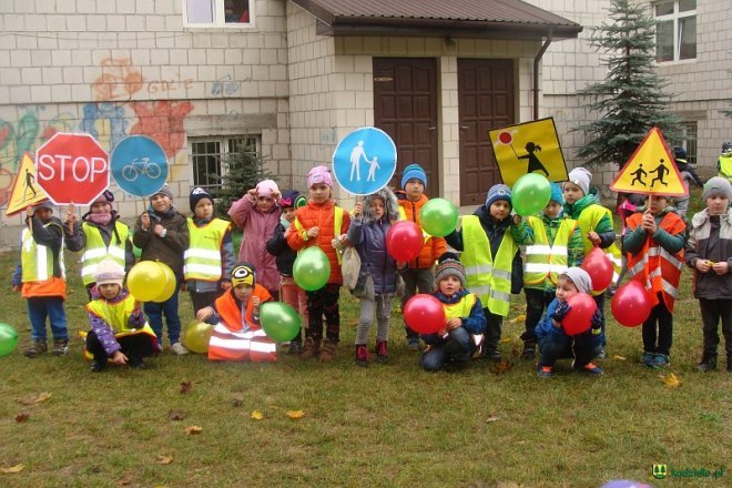 Uczniowie i przedszkolaki z Kadzidła w profilaktycznej akcji ulicznej [07.11.2016] - zdjęcie #96 - eOstroleka.pl