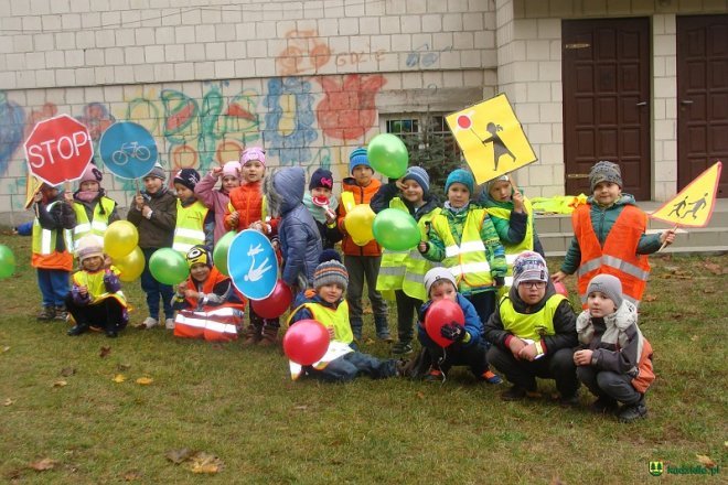 Uczniowie i przedszkolaki z Kadzidła w profilaktycznej akcji ulicznej [07.11.2016] - zdjęcie #118 - eOstroleka.pl