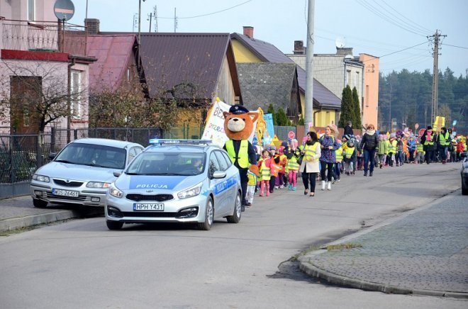 Uczniowie i przedszkolaki z Kadzidła w profilaktycznej akcji ulicznej [07.11.2016] - zdjęcie #81 - eOstroleka.pl