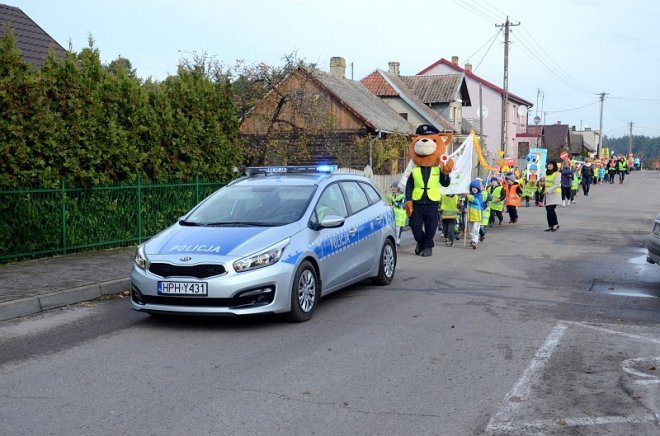 Uczniowie i przedszkolaki z Kadzidła w profilaktycznej akcji ulicznej [07.11.2016] - zdjęcie #79 - eOstroleka.pl
