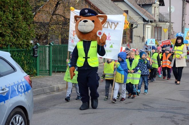 Uczniowie i przedszkolaki z Kadzidła w profilaktycznej akcji ulicznej [07.11.2016] - zdjęcie #77 - eOstroleka.pl
