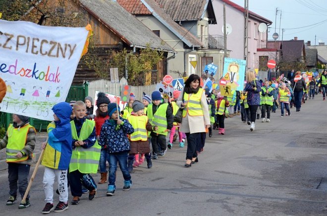 Uczniowie i przedszkolaki z Kadzidła w profilaktycznej akcji ulicznej [07.11.2016] - zdjęcie #75 - eOstroleka.pl