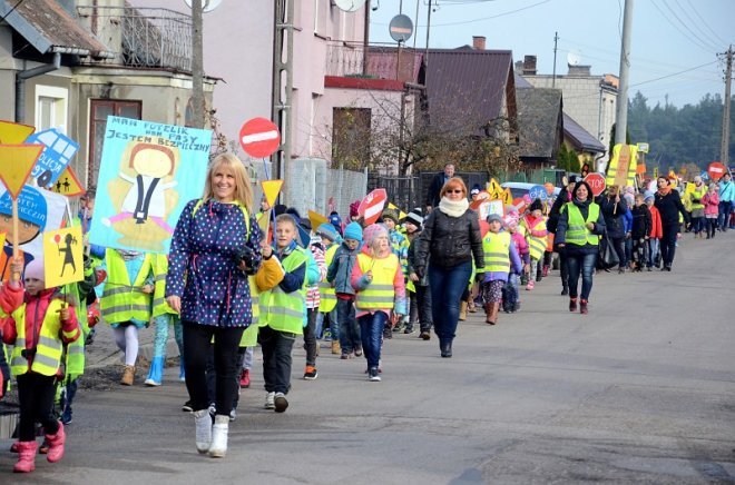 Uczniowie i przedszkolaki z Kadzidła w profilaktycznej akcji ulicznej [07.11.2016] - zdjęcie #73 - eOstroleka.pl