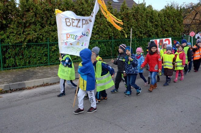 Uczniowie i przedszkolaki z Kadzidła w profilaktycznej akcji ulicznej [07.11.2016] - zdjęcie #71 - eOstroleka.pl