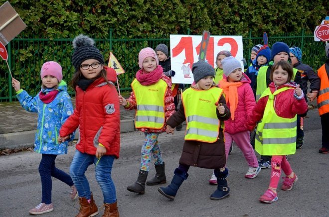 Uczniowie i przedszkolaki z Kadzidła w profilaktycznej akcji ulicznej [07.11.2016] - zdjęcie #69 - eOstroleka.pl