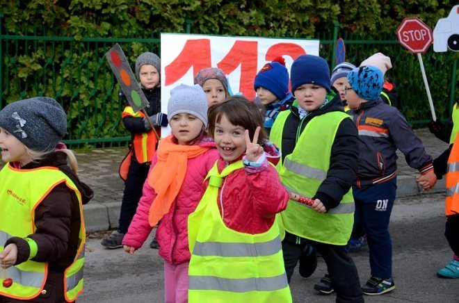 Uczniowie i przedszkolaki z Kadzidła w profilaktycznej akcji ulicznej [07.11.2016] - zdjęcie #67 - eOstroleka.pl