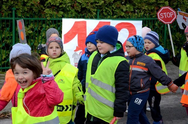 Uczniowie i przedszkolaki z Kadzidła w profilaktycznej akcji ulicznej [07.11.2016] - zdjęcie #66 - eOstroleka.pl