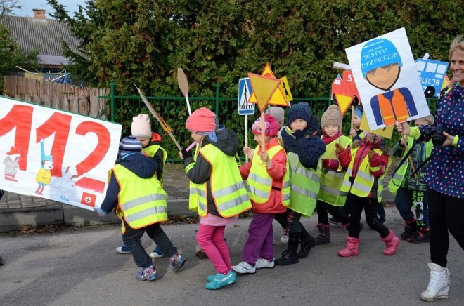 Uczniowie i przedszkolaki z Kadzidła w profilaktycznej akcji ulicznej [07.11.2016] - zdjęcie #62 - eOstroleka.pl