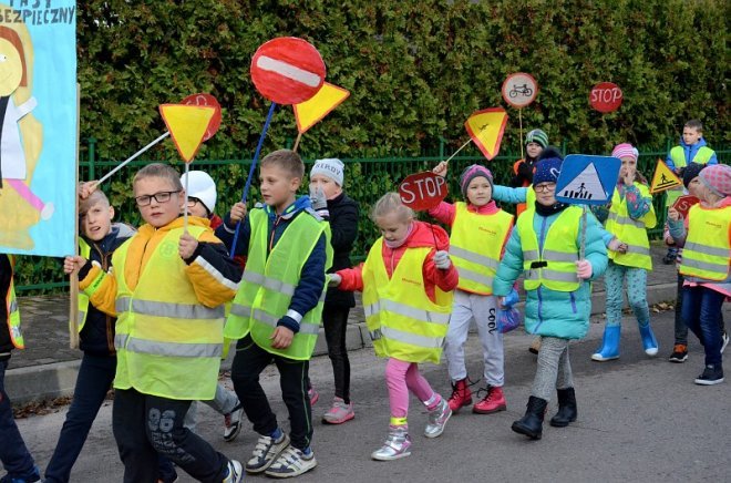 Uczniowie i przedszkolaki z Kadzidła w profilaktycznej akcji ulicznej [07.11.2016] - zdjęcie #60 - eOstroleka.pl