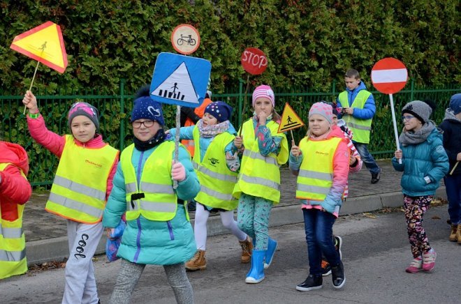 Uczniowie i przedszkolaki z Kadzidła w profilaktycznej akcji ulicznej [07.11.2016] - zdjęcie #59 - eOstroleka.pl