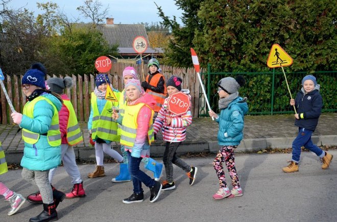 Uczniowie i przedszkolaki z Kadzidła w profilaktycznej akcji ulicznej [07.11.2016] - zdjęcie #58 - eOstroleka.pl