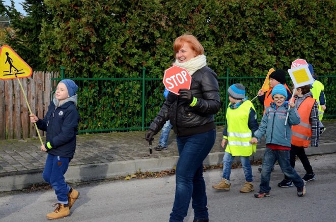Uczniowie i przedszkolaki z Kadzidła w profilaktycznej akcji ulicznej [07.11.2016] - zdjęcie #57 - eOstroleka.pl