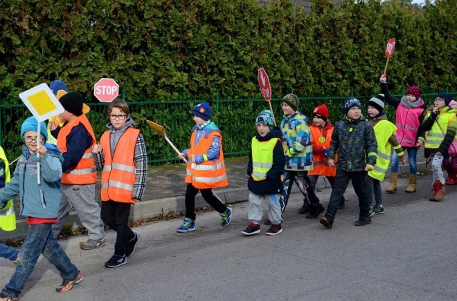 Uczniowie i przedszkolaki z Kadzidła w profilaktycznej akcji ulicznej [07.11.2016] - zdjęcie #56 - eOstroleka.pl