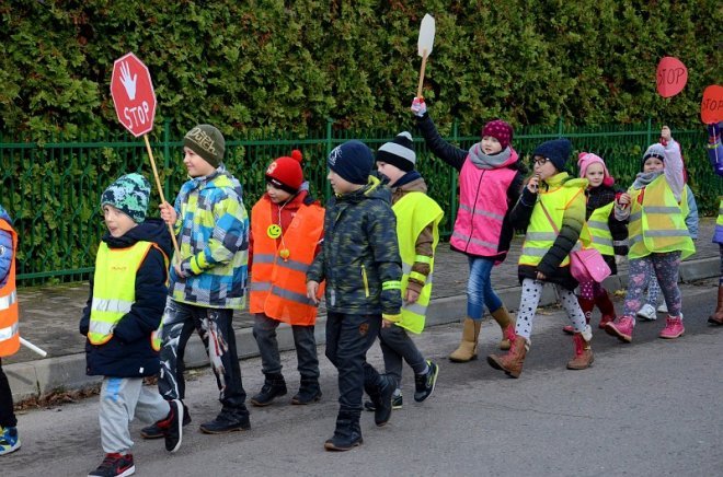 Uczniowie i przedszkolaki z Kadzidła w profilaktycznej akcji ulicznej [07.11.2016] - zdjęcie #55 - eOstroleka.pl