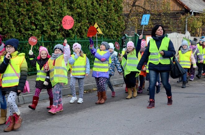 Uczniowie i przedszkolaki z Kadzidła w profilaktycznej akcji ulicznej [07.11.2016] - zdjęcie #54 - eOstroleka.pl