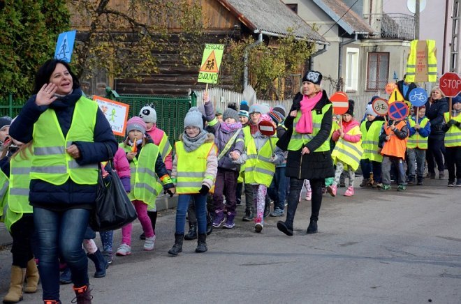 Uczniowie i przedszkolaki z Kadzidła w profilaktycznej akcji ulicznej [07.11.2016] - zdjęcie #53 - eOstroleka.pl