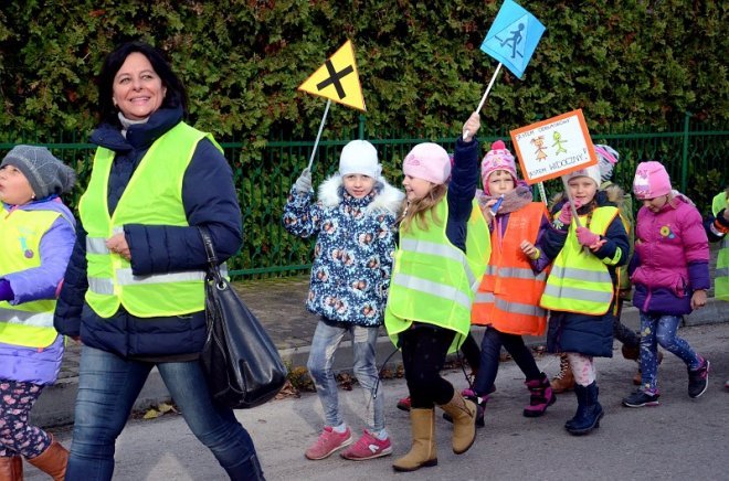 Uczniowie i przedszkolaki z Kadzidła w profilaktycznej akcji ulicznej [07.11.2016] - zdjęcie #52 - eOstroleka.pl